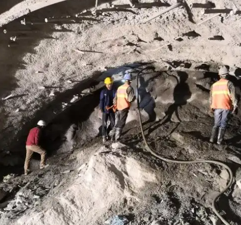 张家川拱顶带模注浆料的施工流程及注意事项